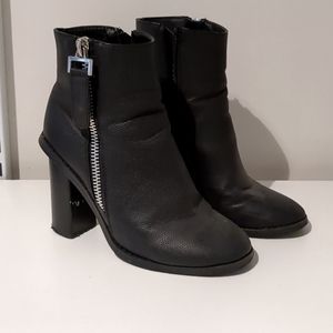 Round toe overhang heel boots
